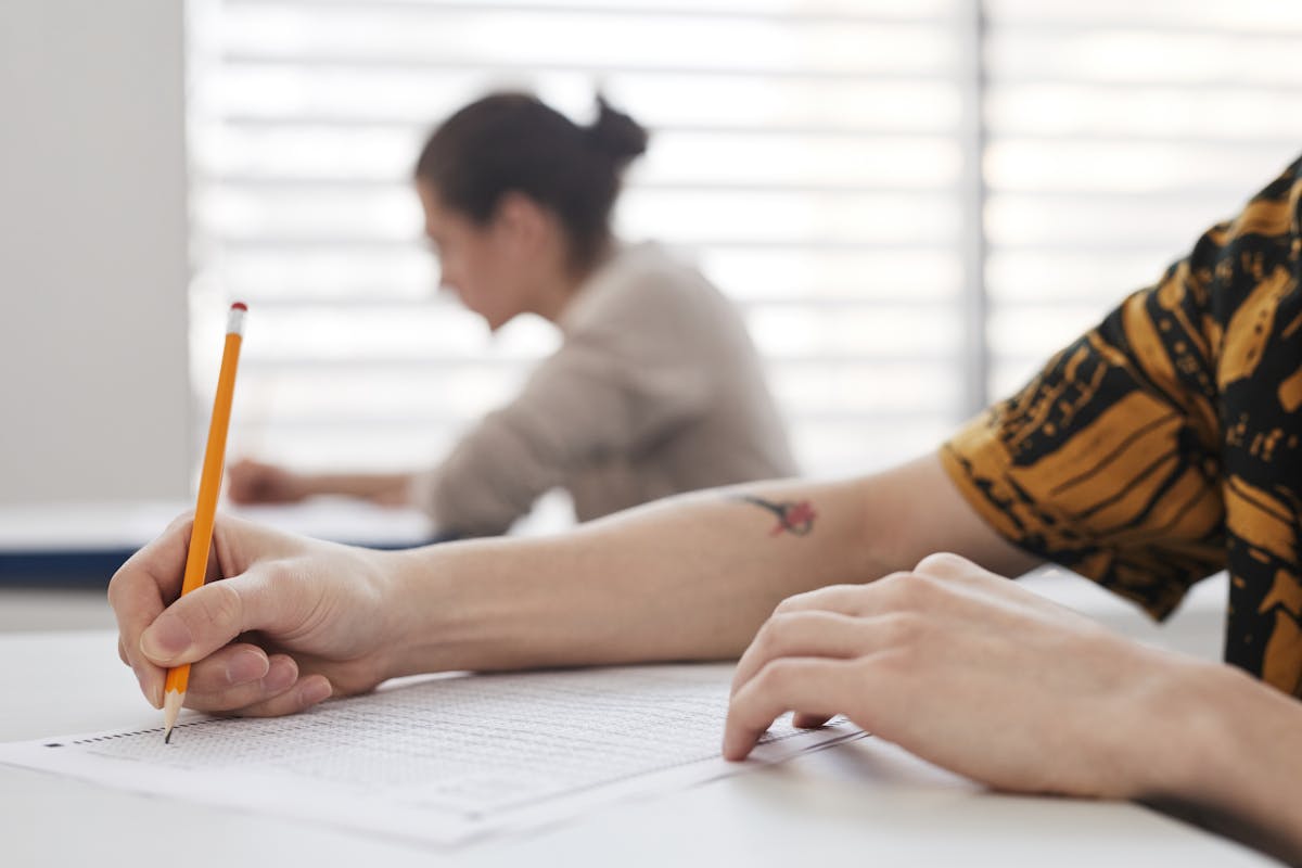 What are extracurricular courses and how can they enhance your resume?